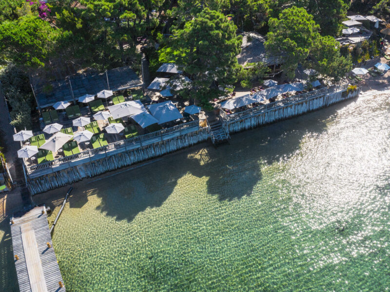 Cala Rossa, une adresse confidentielle, au cœur de la baie de Porto-Vecchio, que l’on se transmet de génération en génération…